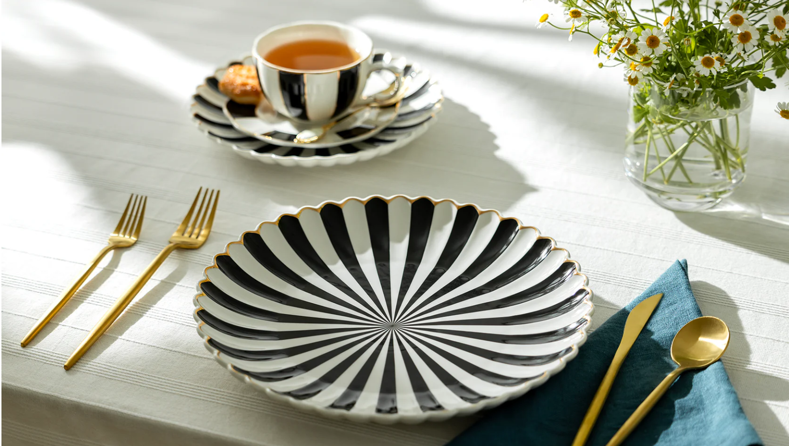 Radial Stripe Scalloped Dinner Plate